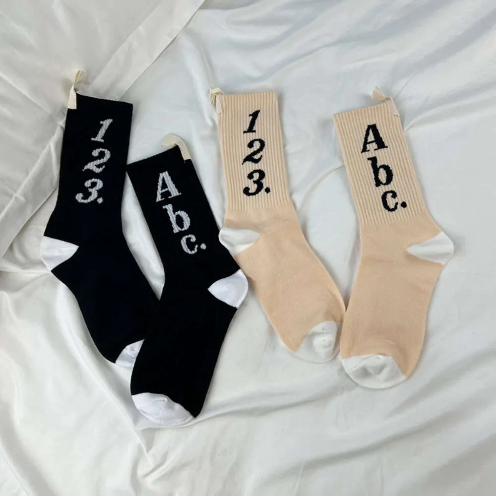 Herrstrumpor 22SS Designer Trendy Socks Mens and Womens Mid Cap Pure Cotton ABC123 Co Märke tunna sport staplade långa strumpor Instagram Trendy UVT1