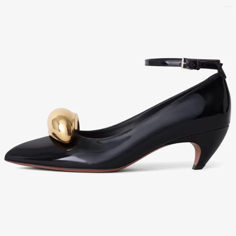 Chaussures décontractées 2024 Talons basse du commerce extérieur avec un bronze décoratif à la mode une ligne sandales à tête noire