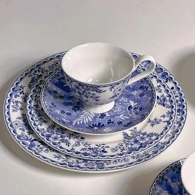 Tazze di piattini tazze di ceramica floreale retrò e piattini sotto la glassa piatto in stile cinese Serie di fiori di fiore di fiore tazza a due pezzi