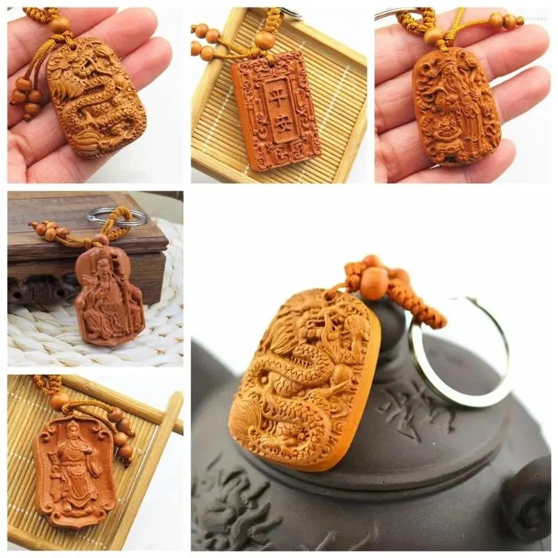 Dekorativa figurer Peach Wood Carving Chinese Dragon Lucky Staty Pendant Buckle Keychain Keyring Home Decoration Accessories