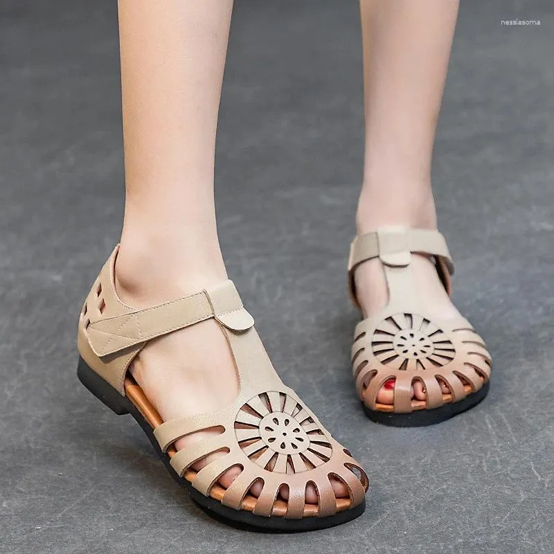 Casual schoenen 3 cm 2024 Designer Britse nieuwigheid Authentiek Ethnic Lederen Round Round Round Toes Women Sandals Hollow Summer Fashion