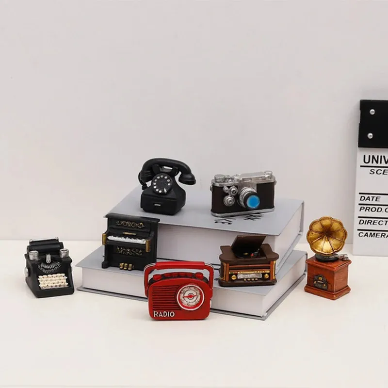 Mini Retro Radio Pianos Caméras Téléphone Modèle créatif Imitation antique Nostalgia Wireless Home Bar Desktop Decoration Crafts 240511