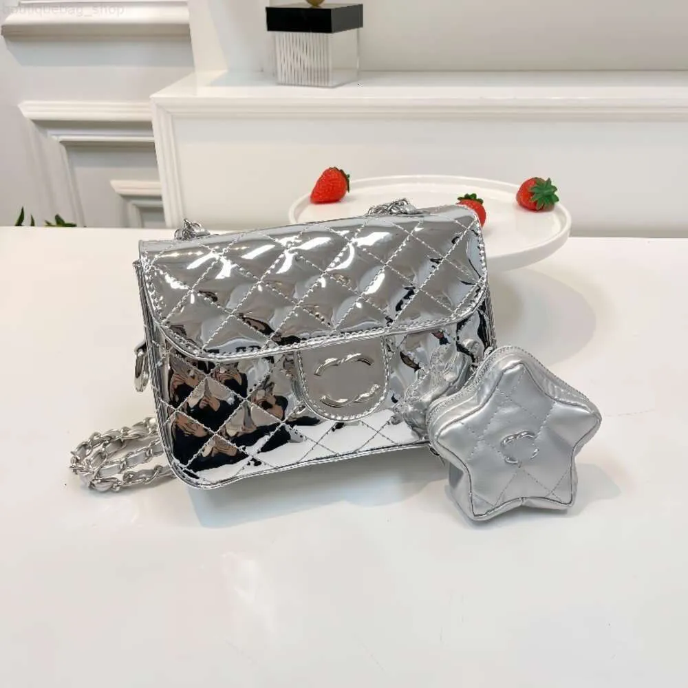 Klasyczna torebka Designer's Summer Nowa wszechstronna wszechstronna torba na ramię z diamentowym łańcuchem siatki Crossbody Bag malowana skórzana gwiazda dla rodziców Promocja