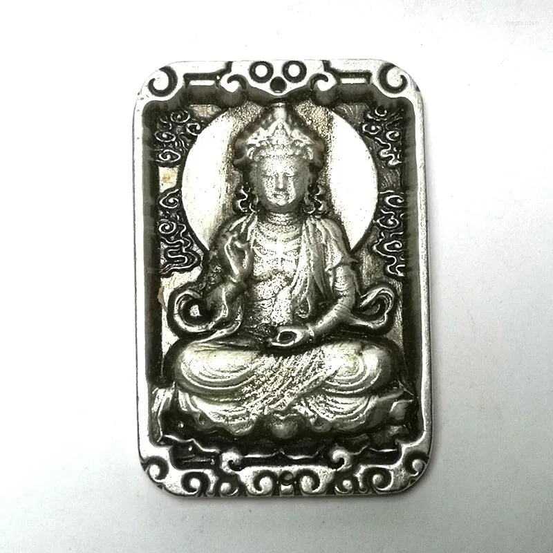 Dekoracyjne figurki Yizhu Cultuer Art Zbieranie China Tybet Srebrne rzeźba Buddha Avalokitesvara Statua Amulet Naszyjnik Prezent