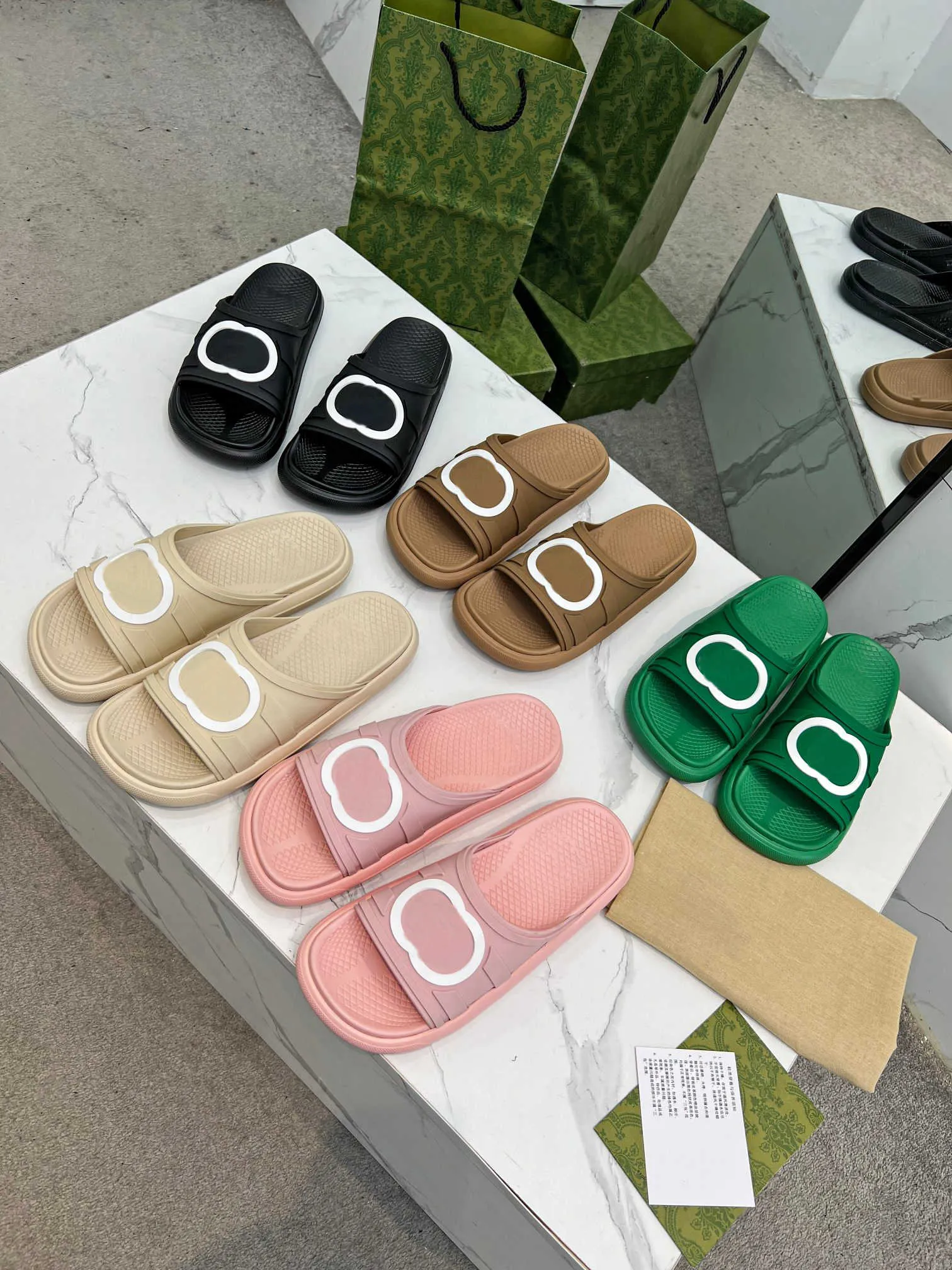 Nya män och kvinnors sandaler Luxury Designer Coastal Summer Style och Beach Cake Thick Bottom Slippers Storlek 35-46 med låda