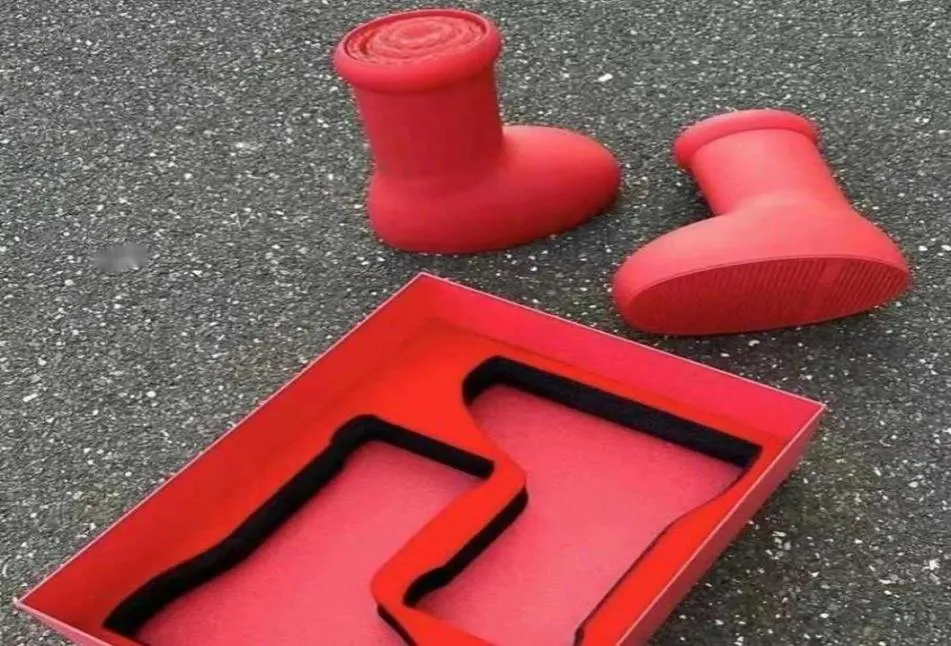 2023 Мужчины Женщины Дождь Сапоги дизайнеры Большой красный ботинок толстый дно без скольжения