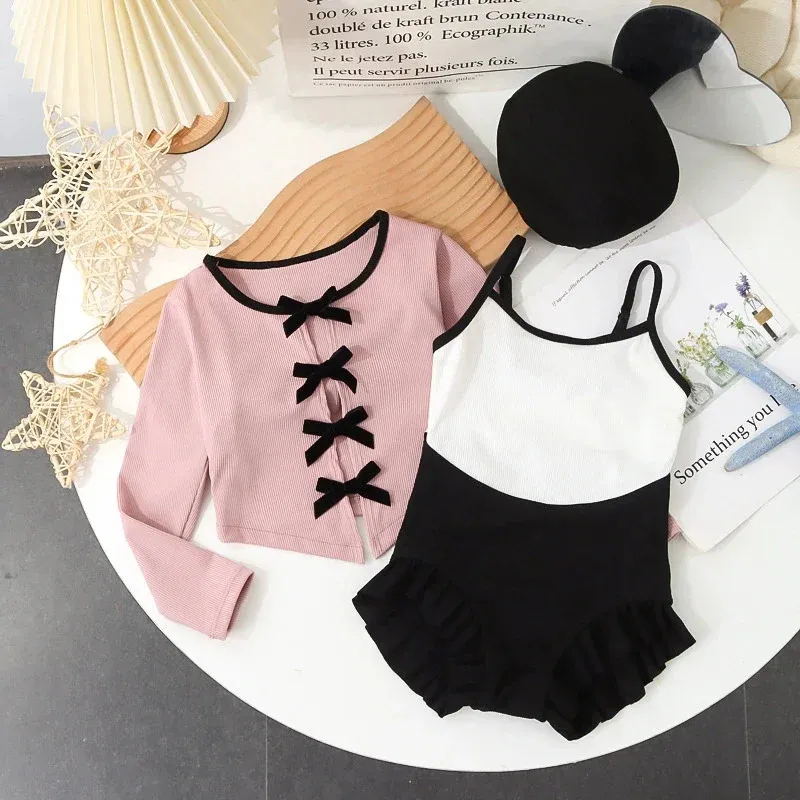3PCSset Kids Swimwear para meninas coreano Fashion Bow Toddler Swimsuith Buíte preto cor de banho rosa Chapéu de banho verão Crianças de praia Roupos de praia 240511