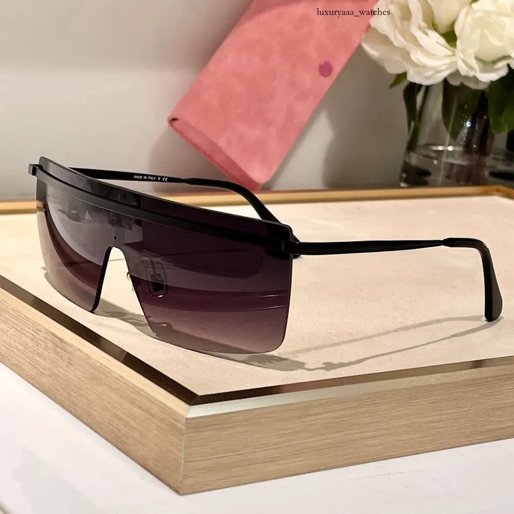 Popularne okulary przeciwsłoneczne dla mężczyzn Kobiety Summer 50 Designer Stylowy styl mody na zewnątrz anty-ultrafiolet retro płyt metalowy szklanki bezszkodowe szklanki losowe pudełko