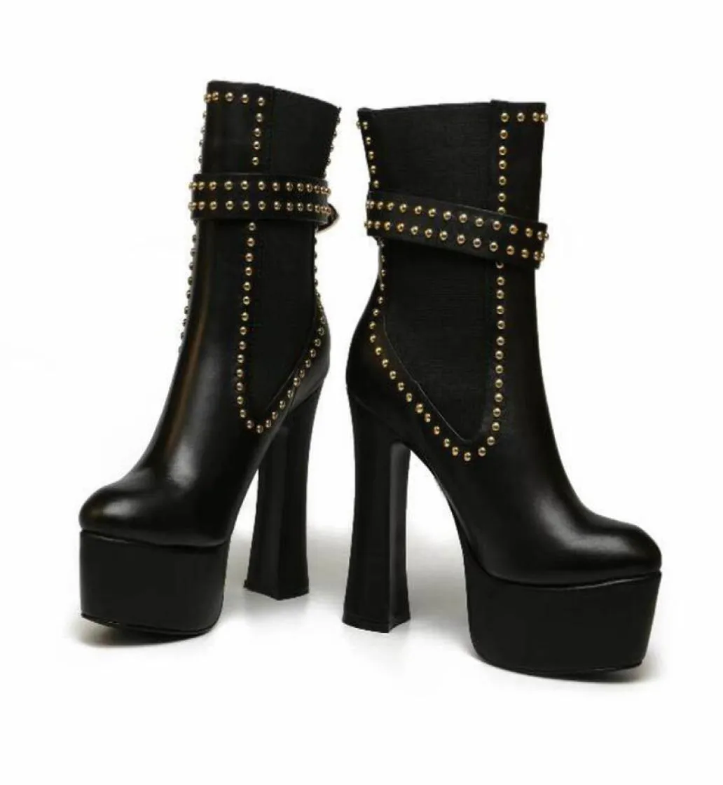 Big Metal Chain Square Talons en cuir véritable couleur solide Femmes Boot Boot de luxe Designer de couleur solide Bottes courtes pour les femmes New5721422