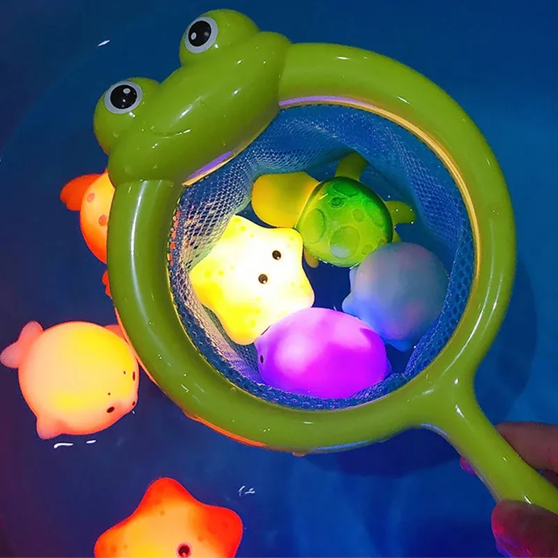 Baby schattig dieren Bad speelgoed Zwemwater LED Licht speelgoed Soft Rubber Float Inductie Lumineuze kikkers voor kinderen spelen grappige cadeaus 240510