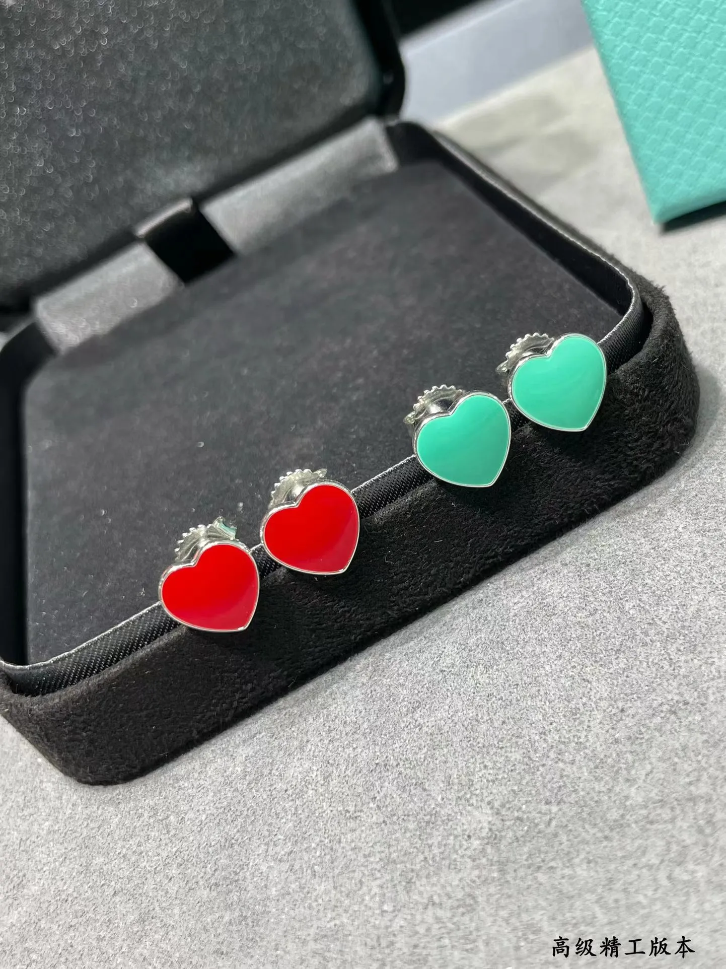 Petites boucles d'oreilles de cœur rouge frais, 925 boucles d'oreilles en forme de cœur vert sterling, sens avancé d'accessoires simples.