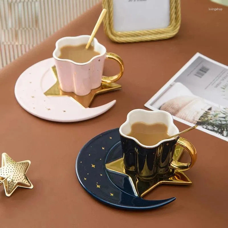 Mokken 2024 Ceramic Star Moon Coffee Mok en schotel met lepel Golden Handgreep Porselein Afternoon Tea Cup Sap Water Drinks