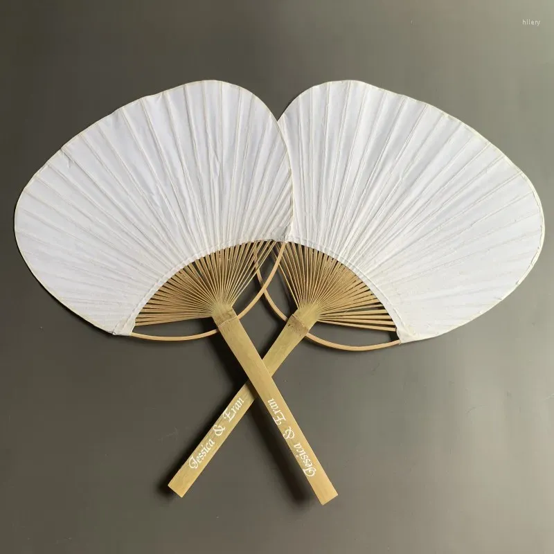 Party Favor 30pcs Style japonais Bamboo Handle Paddle Paper Paper Hand Fan personnalisé avec les noms de mariage des mariés et du marié Favors