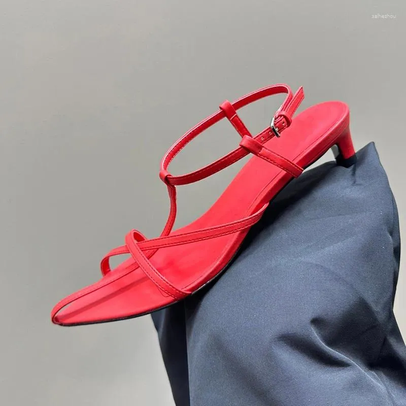 Chaussures décontractées chaton sandales talons été 2024 Banquet de conception de bande étroite femelle matériau en cuir réel apparaît des pompes féminines minces