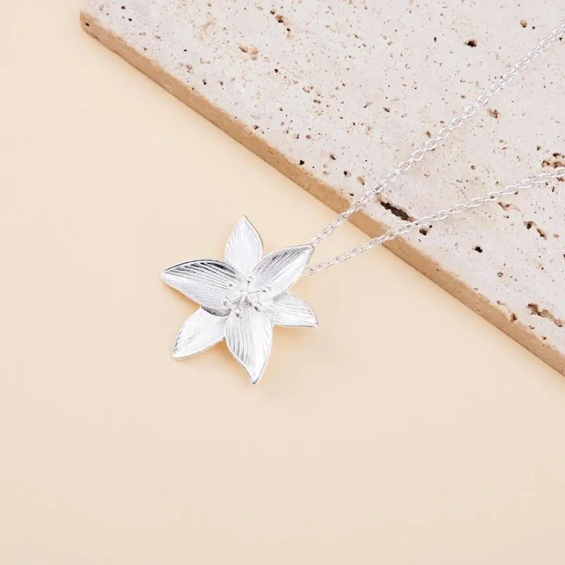 Kedjor Silverfärg Lotus Flower Simple Pendant Necklace For Women Vintage Plant Charm Ladies Jewel Neck Accessories