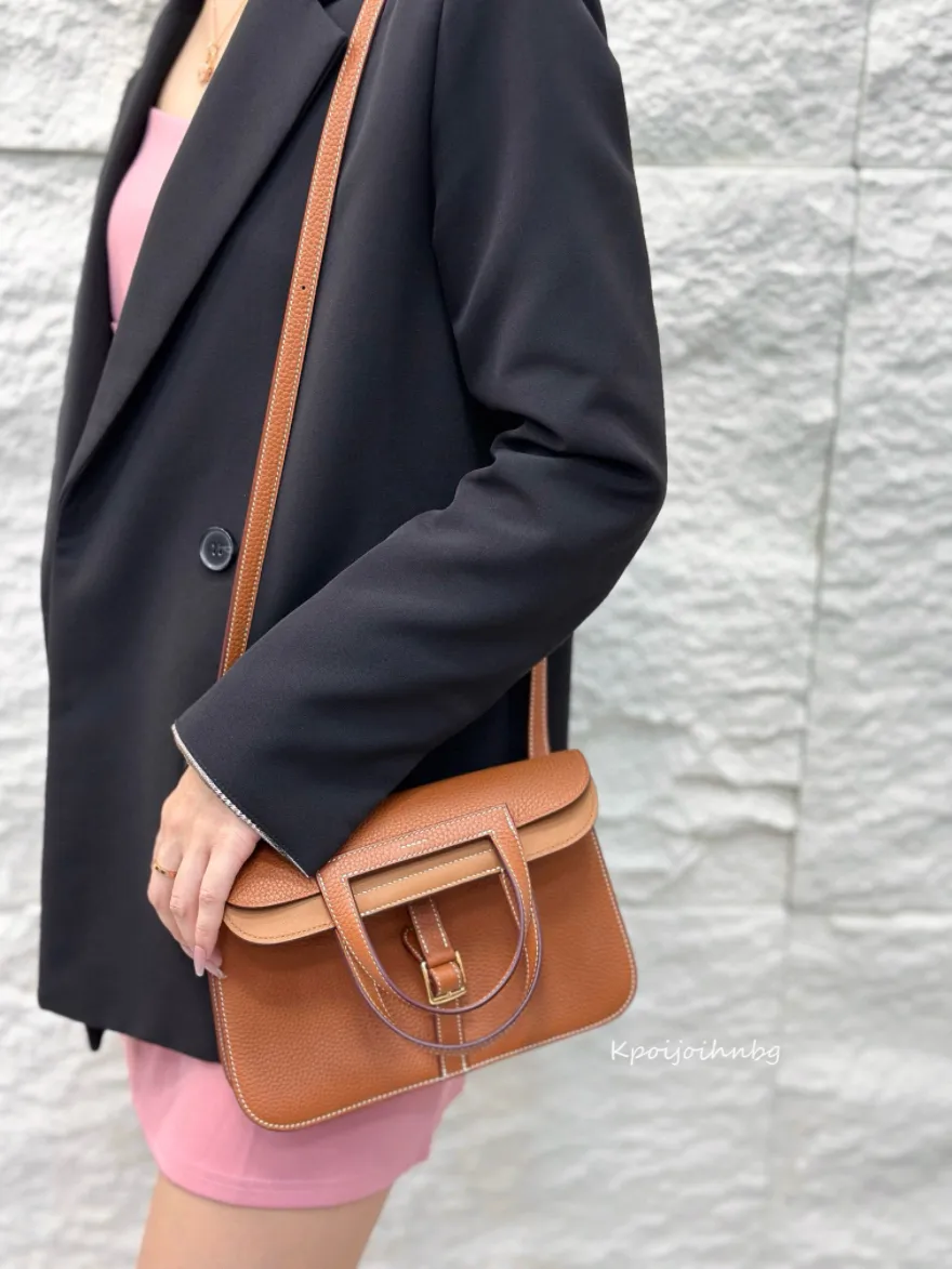 Högkvalitativ 25 cm läder crossbody handväska stilig kvinnors kopplingspåse toppdesigner axelväska praktisk handväska