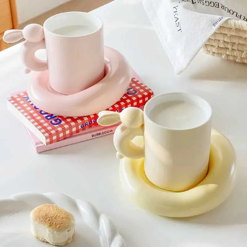 Tazze di piattini gravi luna di coniglio tazza di latte tazze in ceramica e set di piattino sensorlo in una tazza di aspetto alto aspetto di tè pomeridiano di nicchia