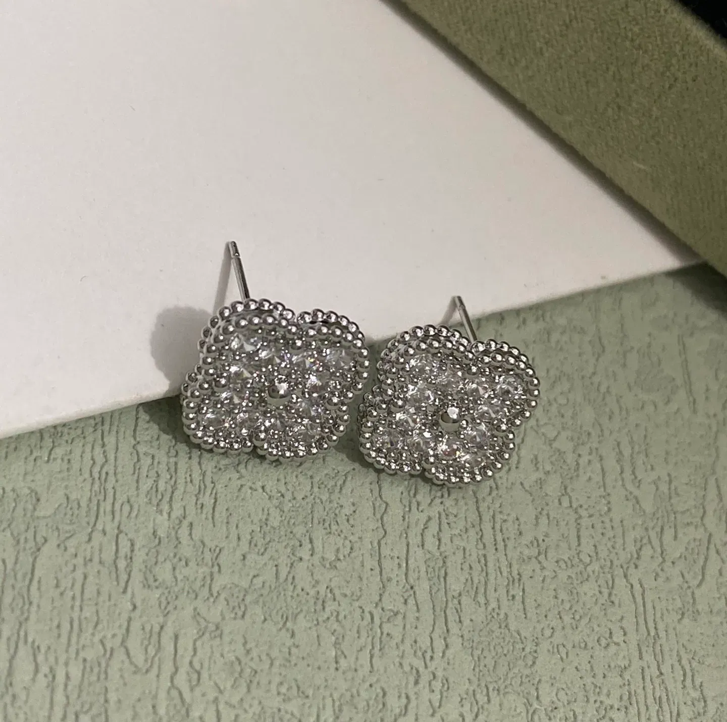 2024 DESIGNEURS 4 / quatre feuilles Clover Charm boucles d'oreilles Silver Fashion 18K Gold pour femmes filles bijoux de mariage de la Saint-Valentin Gift