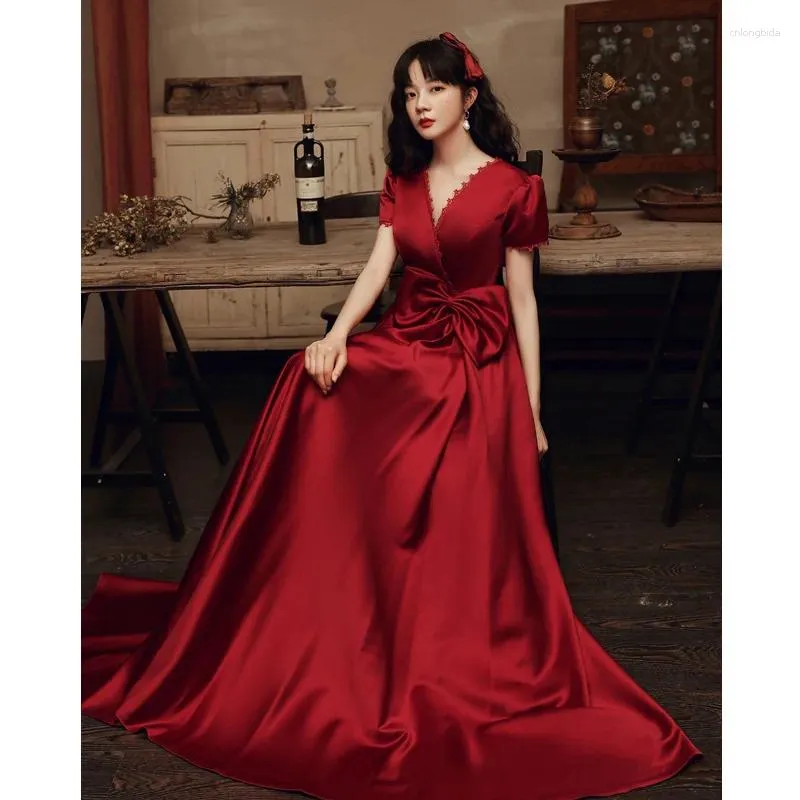 Robes de fête Robe de soirée en satin bordeaux Elegant Lace Edge V-Col à col Sweet arc court à manches courtes au sol Verstidos