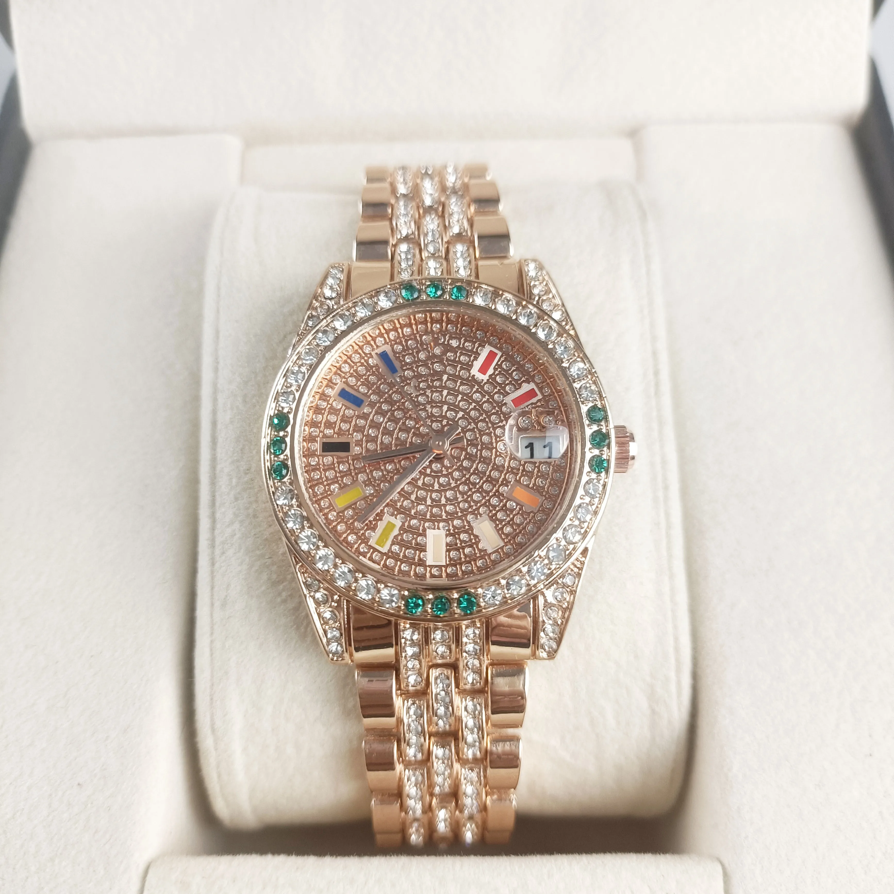 Type de calendrier Watch neutre, conception de paramètres de diamant et technologie de bracelet en diamant, la belle et généreuse globale