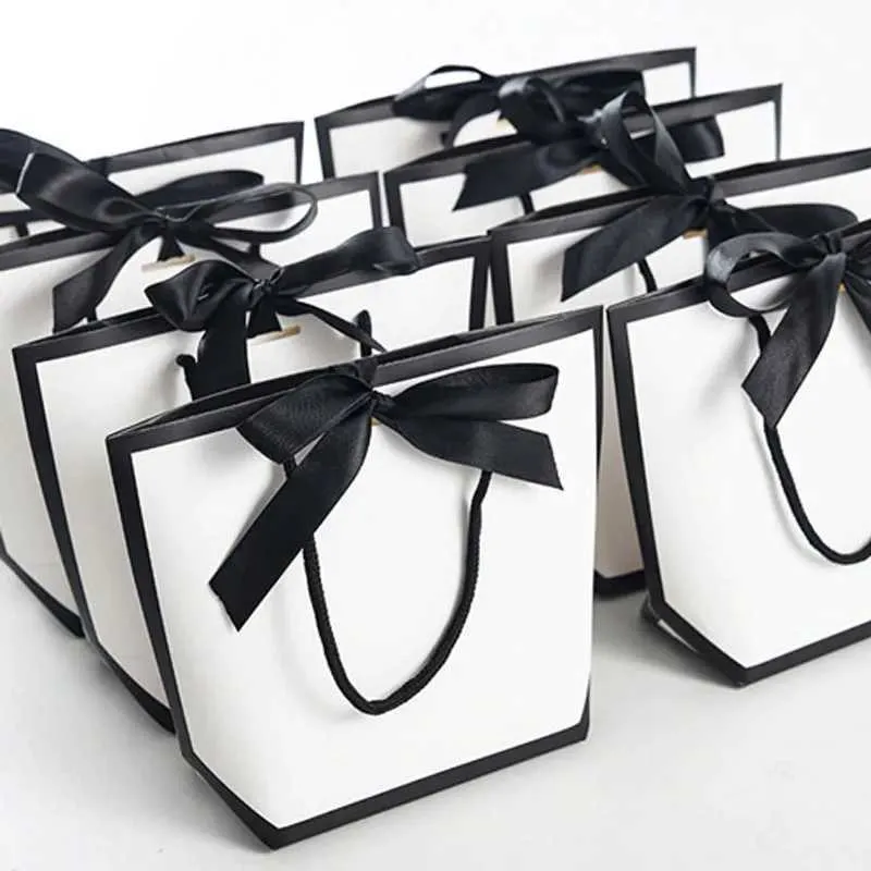 Enveloppe-cadeau 50 morceaux de carton portable en papier portable Boîte d'emballage alimentaire Food Packaging avec ruban noir Gift Mandbagq240511
