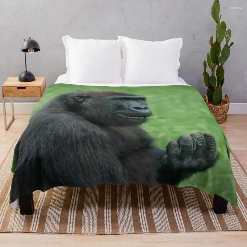 Couvertures gorilles lope assis dans le great à lèvres verts de l'herbe d'été