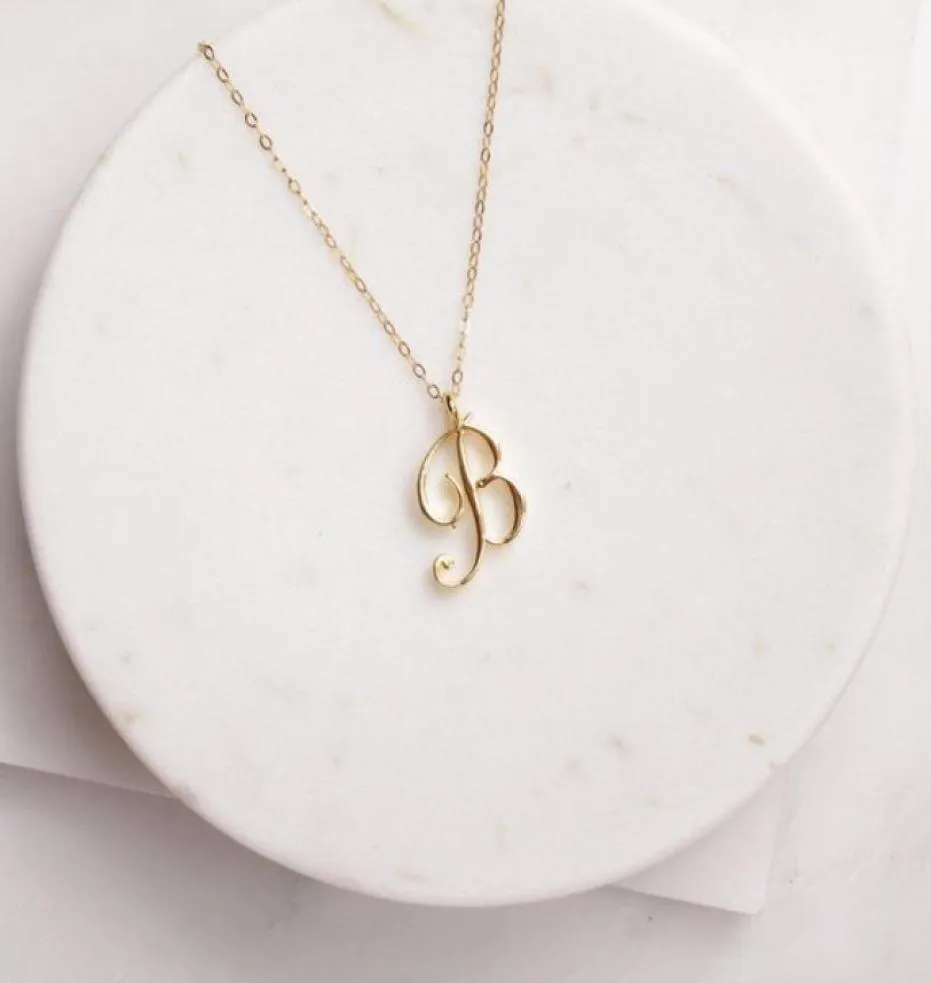 Silver Small Swirl Initial Alphabet Capital Letter Halsband Alla 26 engelska på kursiv lyxmonogram Namn Word Text Karaktär PE9602409