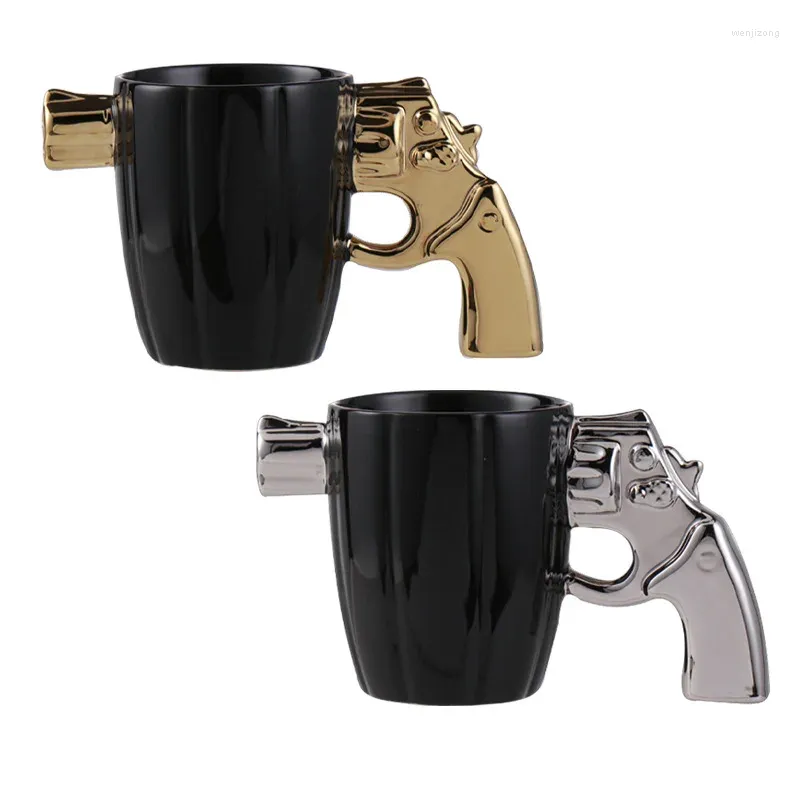 Tazze creative ceramica ceramica oro oro revolver pistola modella tazza da caffè con cucchiai design divertente manico 3d tè al latte
