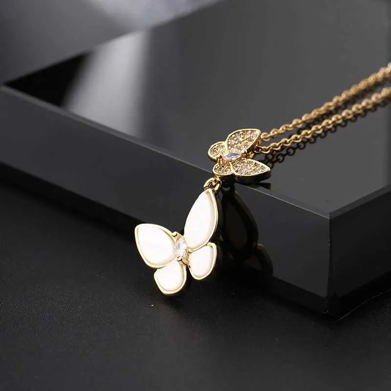 Pendant Necklaces Fashion Double Fly Butterfly Necklace Ladies Light Luxury Retro Personality Clavicle Chain Butterfly Pendant Versatile Gift