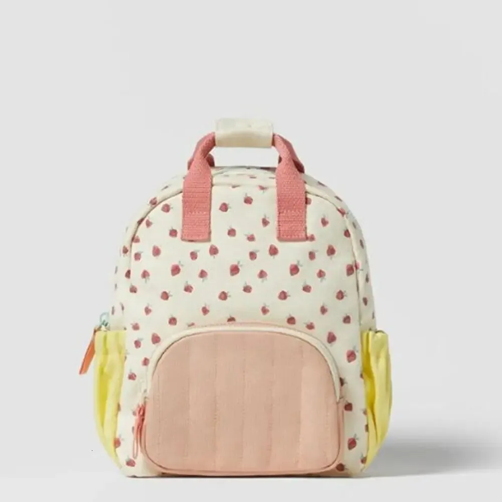 Personalisierte gestickte Strawberry Kid Backpack Customized Childrens Name Schoolbag Geschenk Baby Kinderwagen Back to School Geschenk 240507