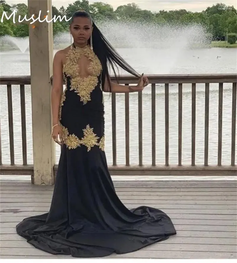 Festklänningar Fantastisk svart aftonklänning med guld spets halter hals sjöjungfrun prom elegant satin flickor födelsedag formell