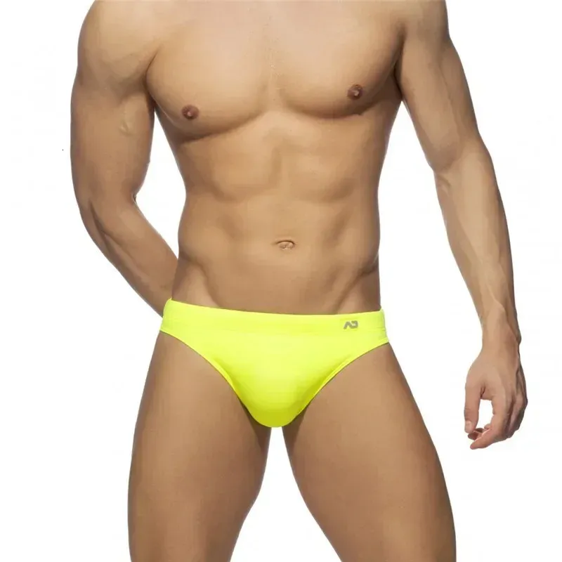 Solid Push Up Erkekler Neon Yüzme Bikni Kısa Sandıklar Unerwear Seksi Mayo Plajı Sörf Şortları Mayo Bankası Takım Sunga Panties 240511