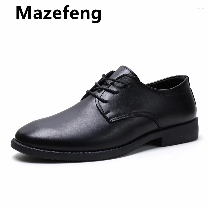 Kleidungsschuhe 2024 flache klassische Männer Patent Leder Flügel geschnitzt italienisch formale Oxford Schuhe Plus Größe 39-44 für den Sommer