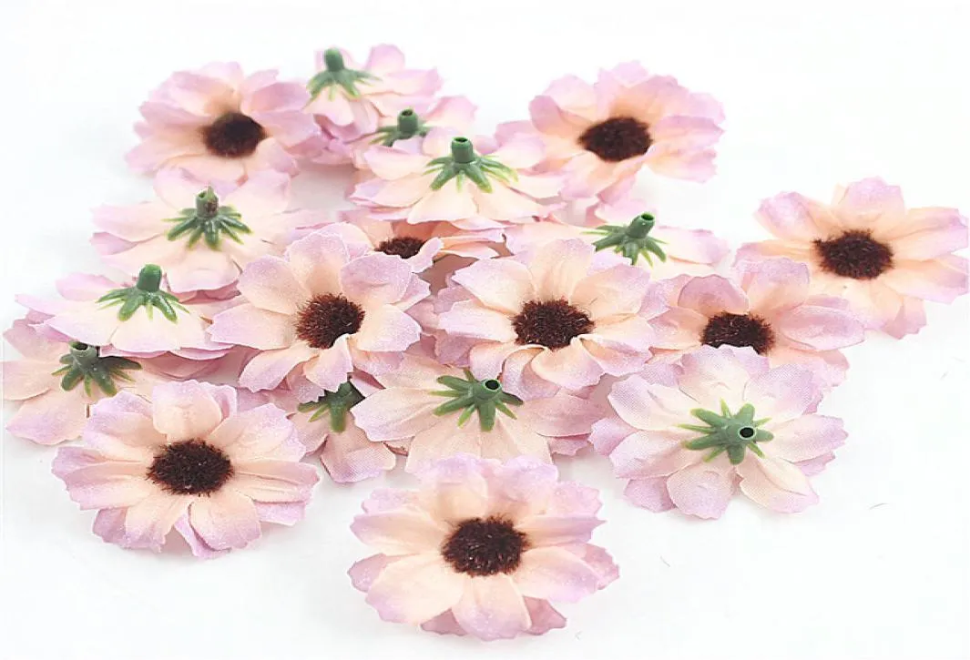 2020 50pcslot 4cm Artificial Flower Daisy Heads Mini Silk Blommor för DIY Wreath Scrapbooking Gift Wedding Garden Decoration7775621