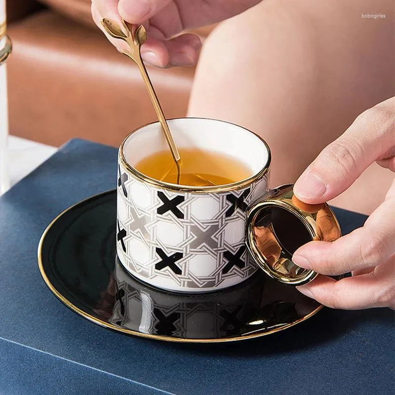 Tassen 150 ml nordisch kreative geometrische Keramik Kaffeetasse Set goldene Becher mit Löffel Büro Tee Haus Milch Milch