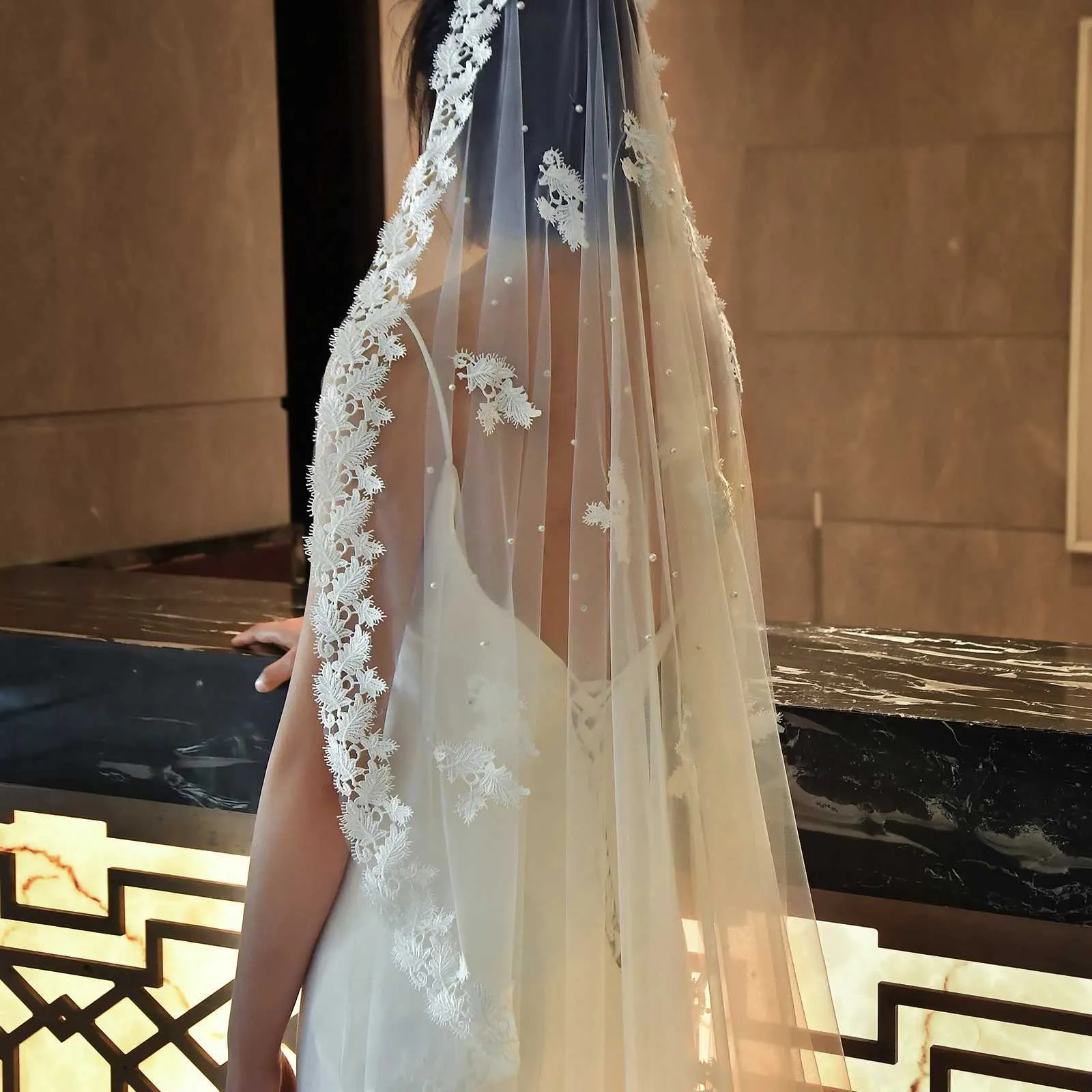 Brautschleier Mit Perlen Und Spitzenapplikation Für Brautfrisur_voghion.com