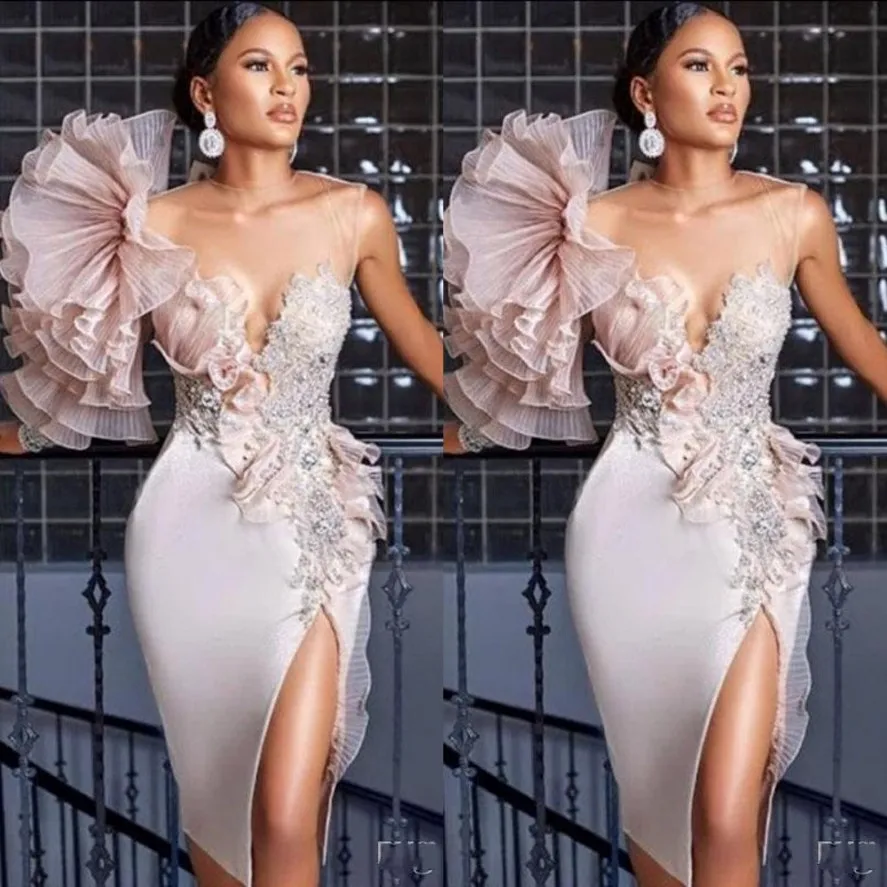 2021 Robes à cocktail courtes sexy Blush Rose Appliques de dentelle Fleurs perlées côté fendu Satin Longueur de genou Robes de fête Homecoming Prom Dres 252B