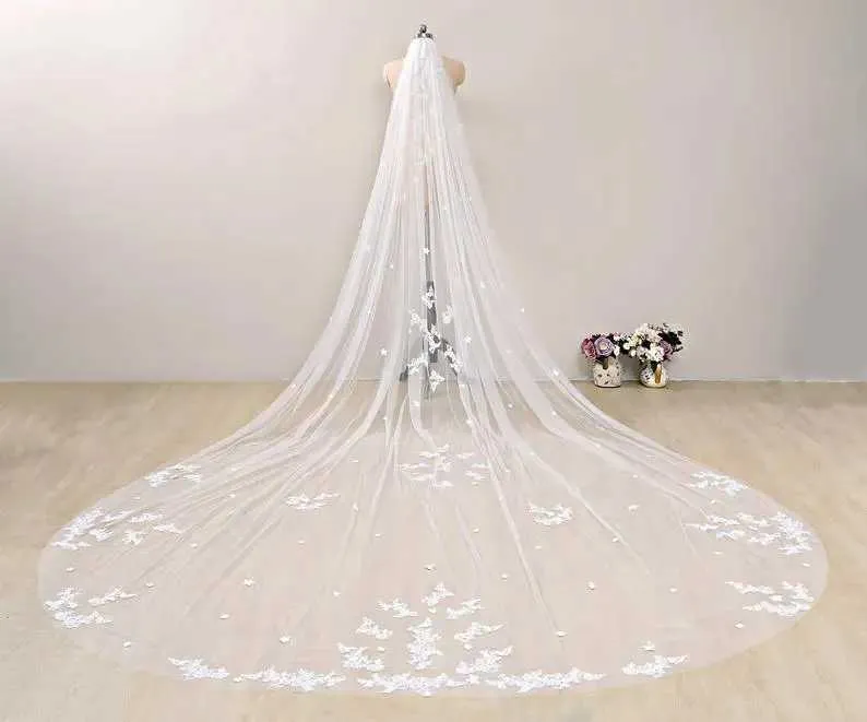 Gioielli per capelli Velo da cattedrale sparsoVeli da sposa applicati in pizzoVelo da cattedrale avorioPizzo mantiglia nuziale cappella bianca_voghion.com