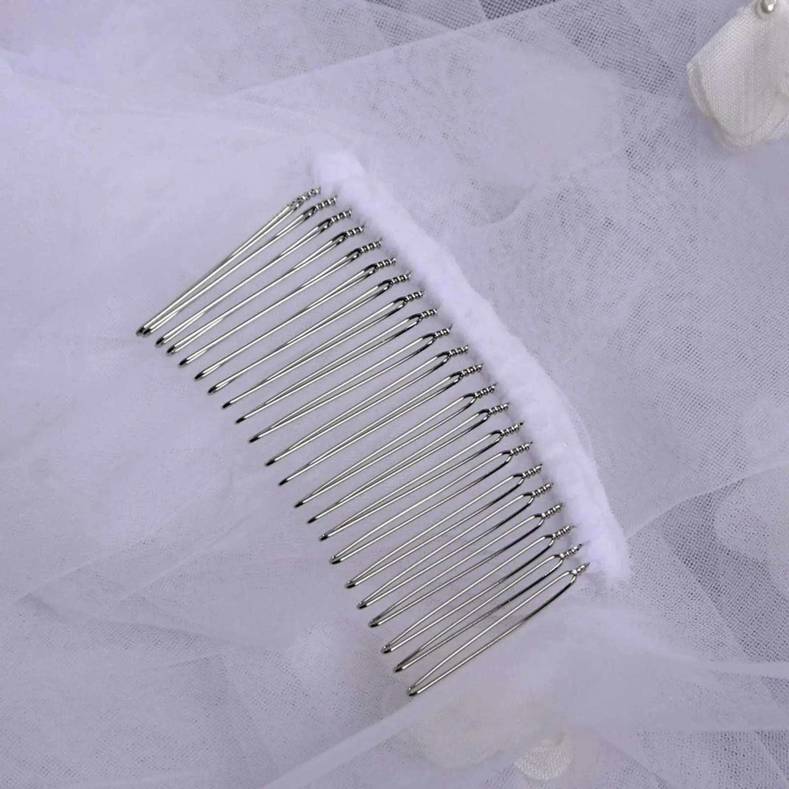 Gioielli per capelli V20s Un livello con fiori in tessuto Sparsi pizzo applique floreale Velo da sposa Fiore in organza 3D su sposa_voghion.com