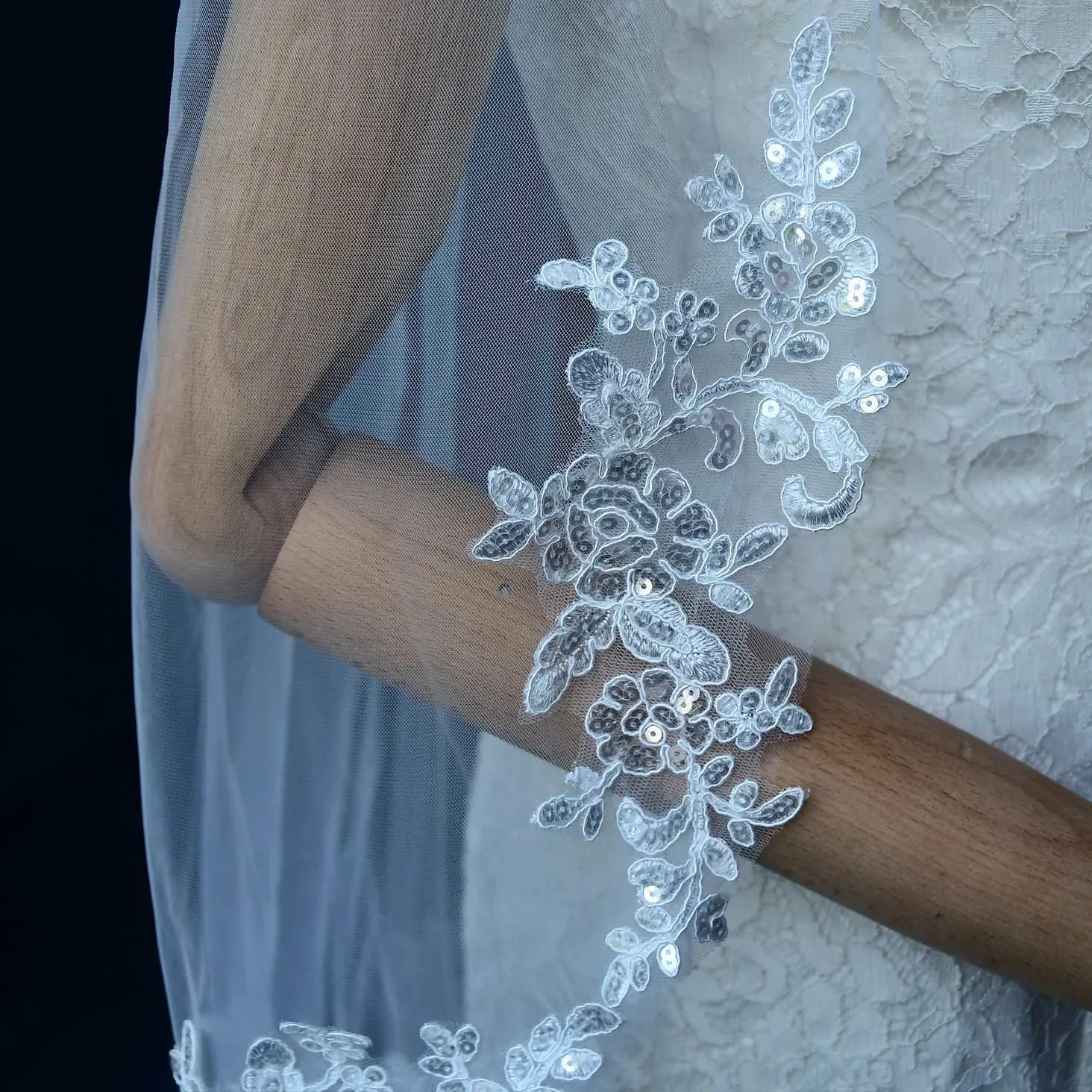 Bijoux de cheveux V47 Voiles de mariée courts Bord cathédrale Longueur Voile de mariage avec peigne Bordure en dentelle florale françaiseNuptiale_voghion.com