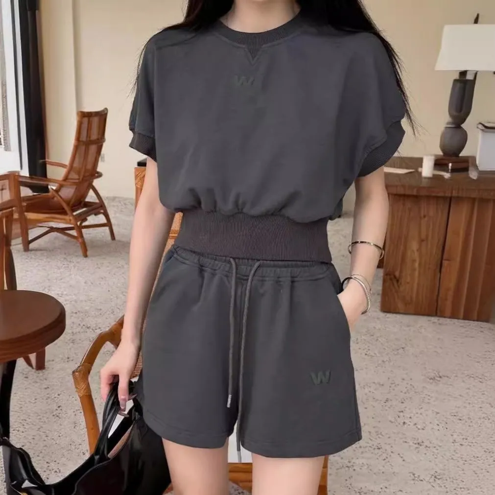 Dwuczęściowy zestaw kobiet projektantki Awang Summer New 3D wytłaczany list T -koszulka Kobiety Wysokie talię krótkie elastyczne spodenki