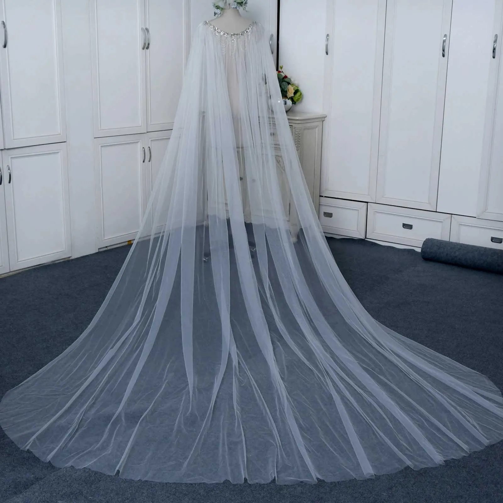 Cappa da sposa perlinata con strass e velo per abito da cerimonia_voghion.com