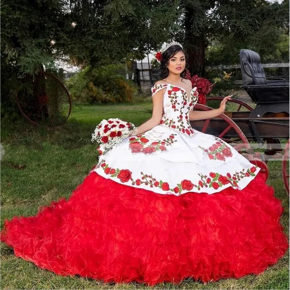 2022 Witte rode charro quinceanera jurken baljurken uit schouderbloem applique kralen kristal prom sweet 16 jurk Mexicaans 205E