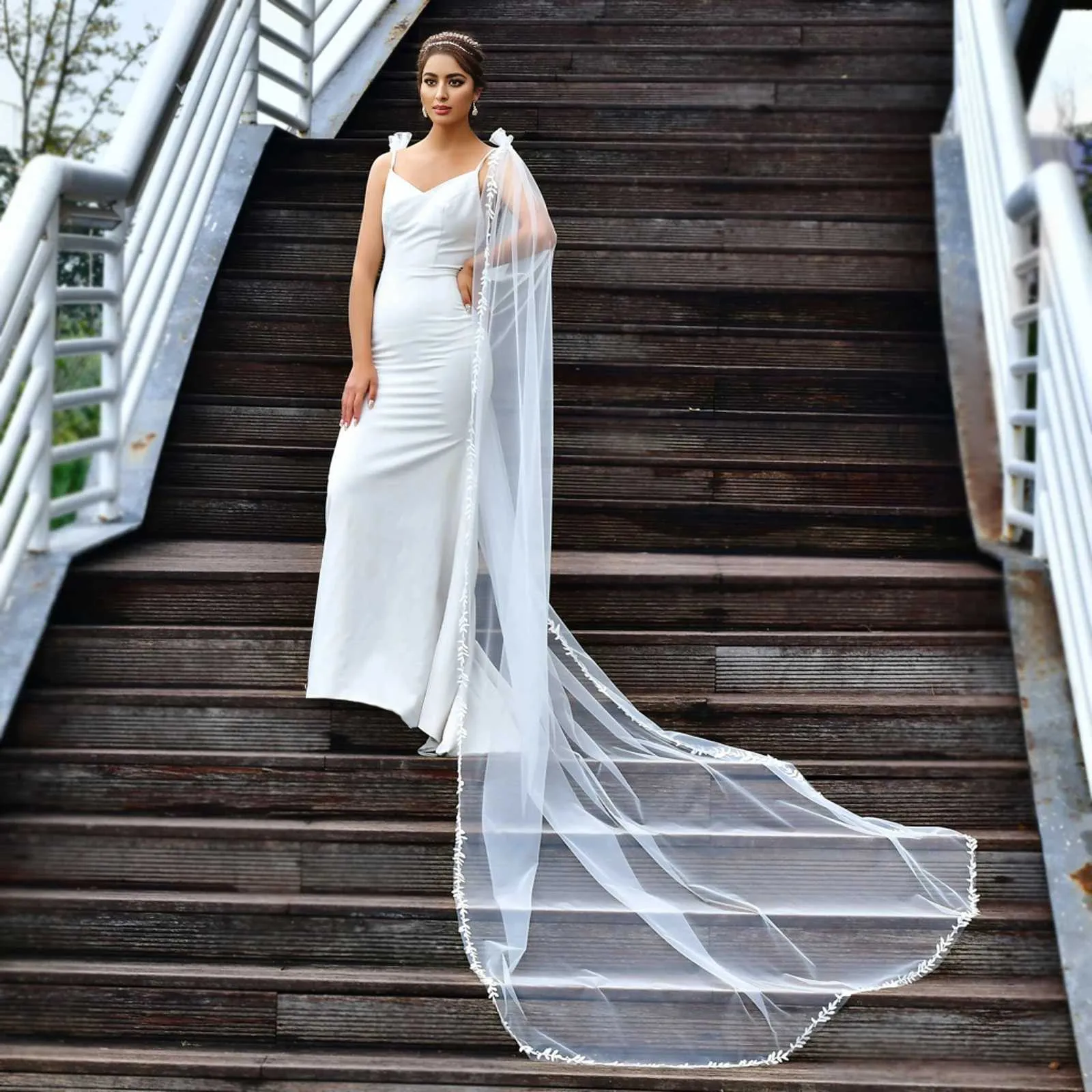 Braut-umhangschleier Mit Spitzenblumen Für Elegante Hochzeiten_voghion.com