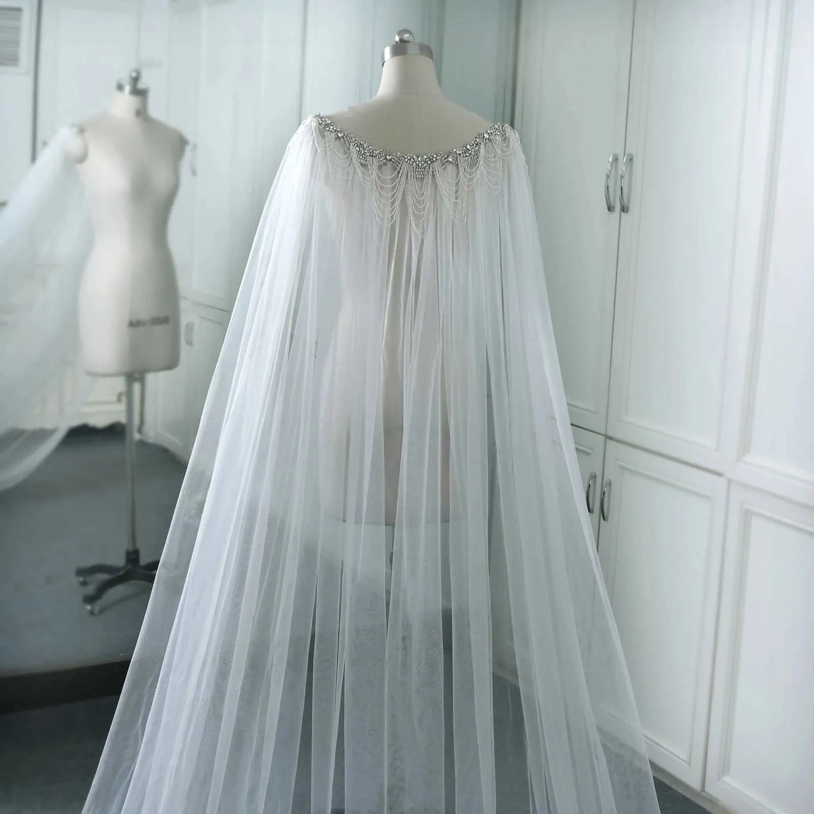 Cappa da sposa perlinata con strass e velo per abito da cerimonia_voghion.com