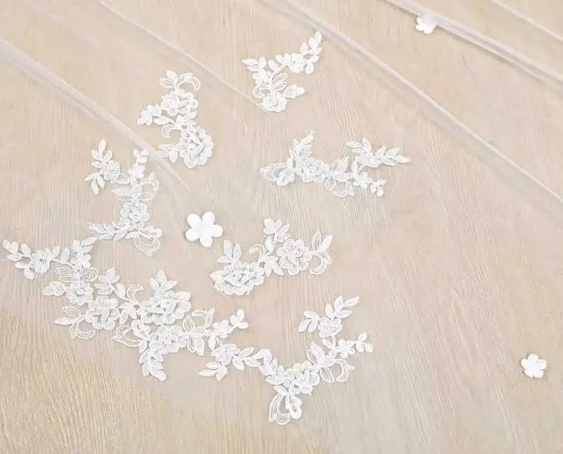 Gioielli per capelli Velo da cattedrale sparsoVeli da sposa applicati in pizzoVelo da cattedrale avorioPizzo mantiglia nuziale cappella bianca_voghion.com