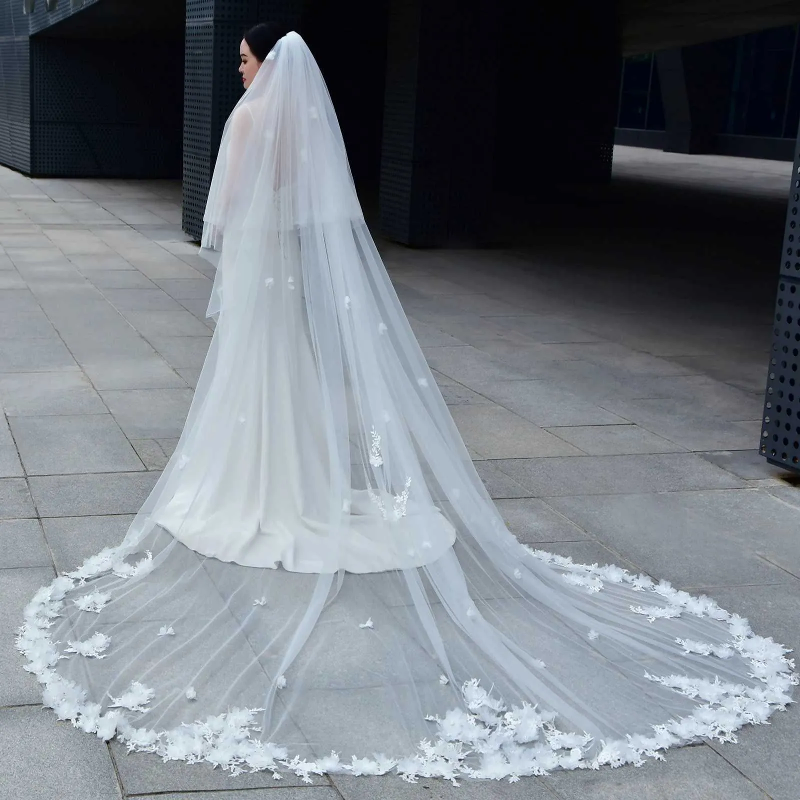 Gioielli per capelli V150 Fiori 3D Perle Velo da sposa in rilievo Lungo stile cattedrale Morbida illusione da sposa con pettine Sposa_voghion.com