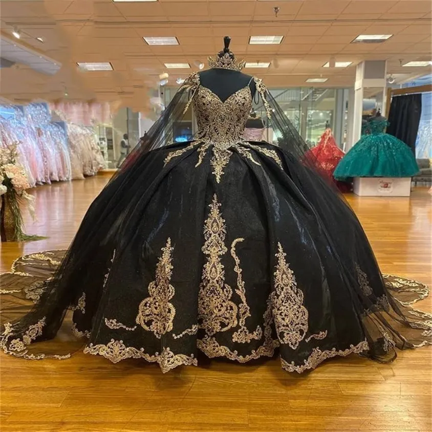 Black Gold Puffy Princess Quinceanera klänningar med Cape Luxury Sparkly Applique Pärlade snörning Corset Vestidos de 15 A OS 194Z