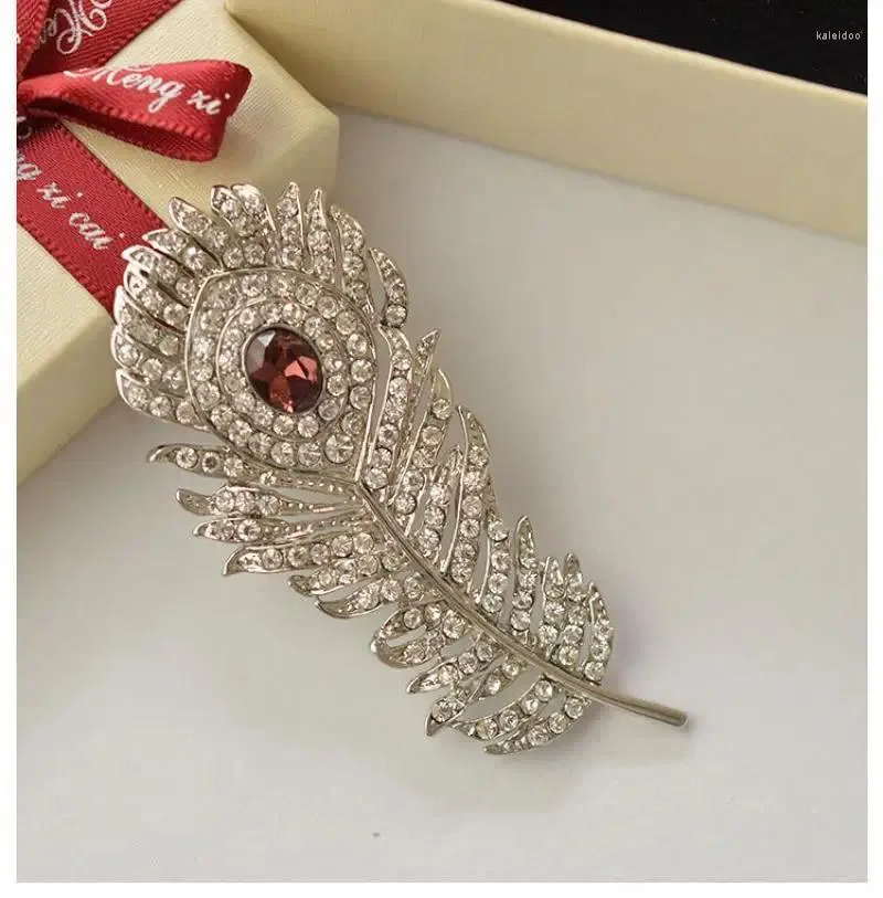 Brooches Fashion Trend Creative Personality Exquisite Peacock Feather Brooch incrusté avec des accessoires de promotion de robe de zircon rouge cadeau