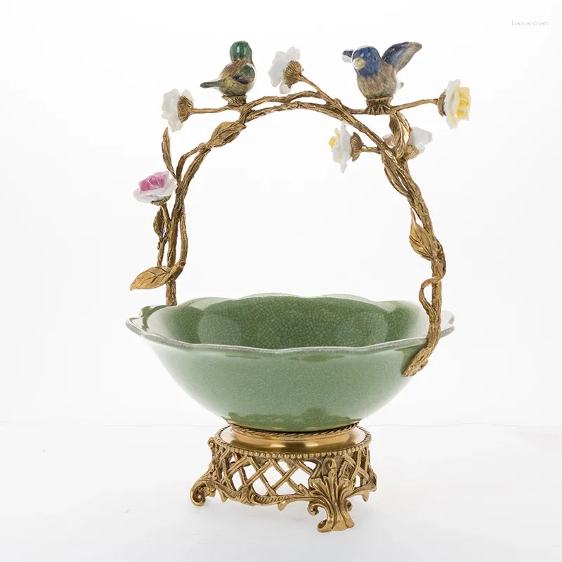 Tigelas decoração de casa de luxo que serve porcelana de porcelana de porcelana dourada em forma de cor verde cor de cesta com estátua de pássaro frutas de latão